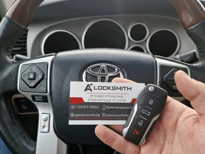 Toyota Sequoia: ключ и визитка на А+ на волана
