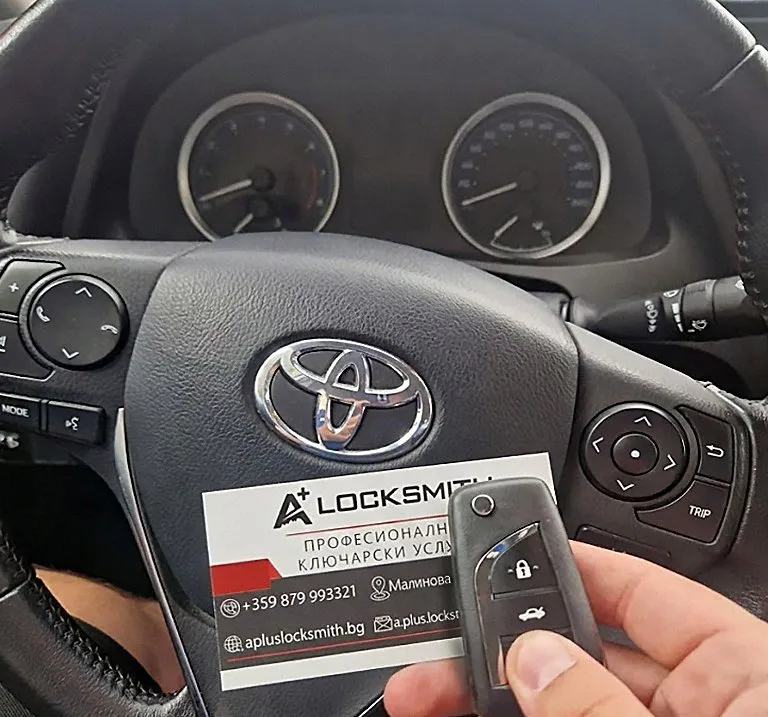 Toyota Corolla: ключ и визитка на А+ на волана