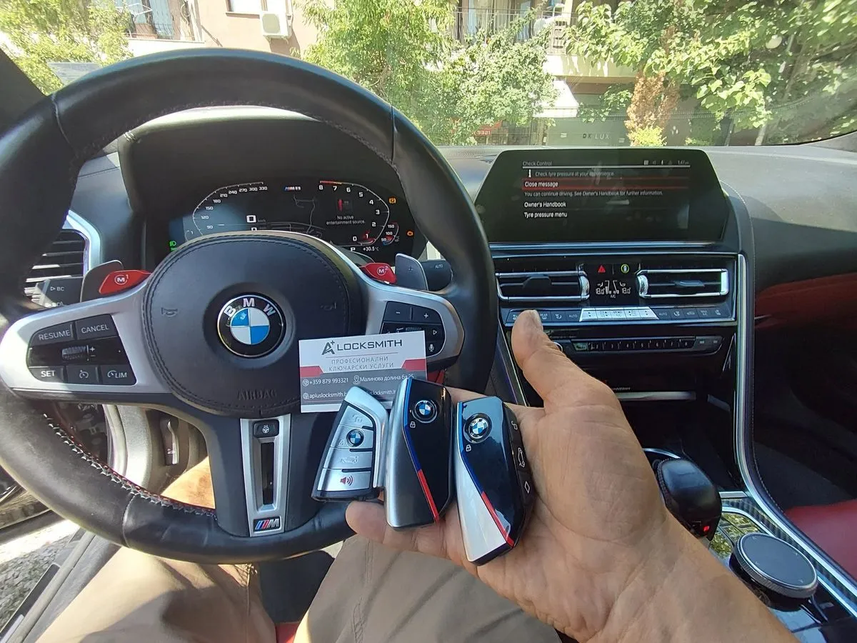 Ключове на BMW M8 и визитка на А+ върху волана
